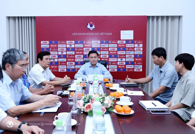 Tin nóng bóng đá Việt hôm nay 16/10: HLV Kim Sang Sik báo cáo về ĐT Việt Nam, V-League xuất hiện điều chưa từng có trong lịch sử - Ảnh 1.