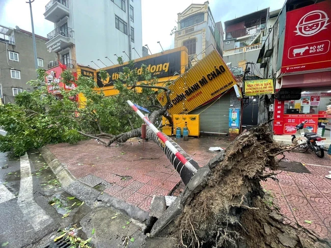 Chiều tối 7/9, khu vực nội đô Hà Nội gió tăng lên cấp 8, giật cấp 10 - Ảnh 2.