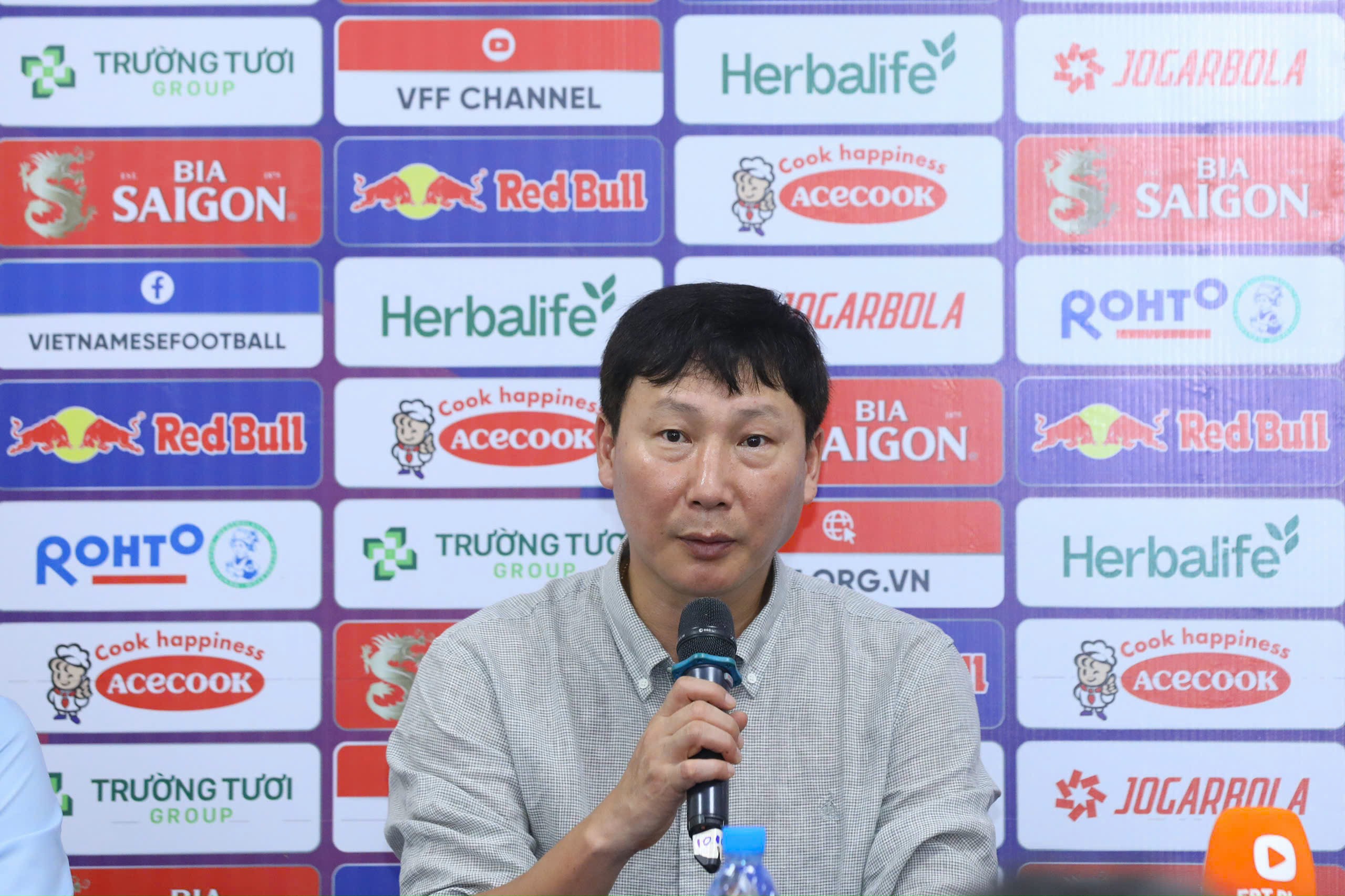 HLV Kim Sang Sik: ‘Văn Quyết muốn giã từ đội tuyển, tôi gọi lên vì thiếu tiền đạo’ - Ảnh 1.