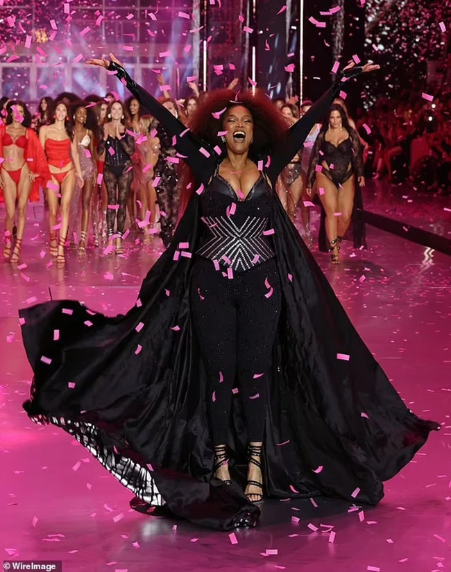 Victoria's Secret Fashion Show 2024 bị chỉ trích "màn diễn nhàm chán nhất từ trước đến nay" - Ảnh 7.