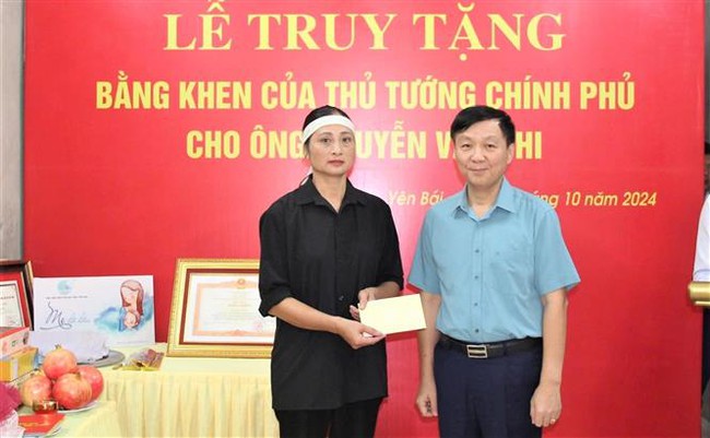 Truy tặng Bằng khen của Thủ tướng Chính phủ cho người dũng cảm tham gia cứu nạn, cứu hộ trong bão số 3 - Ảnh 1.